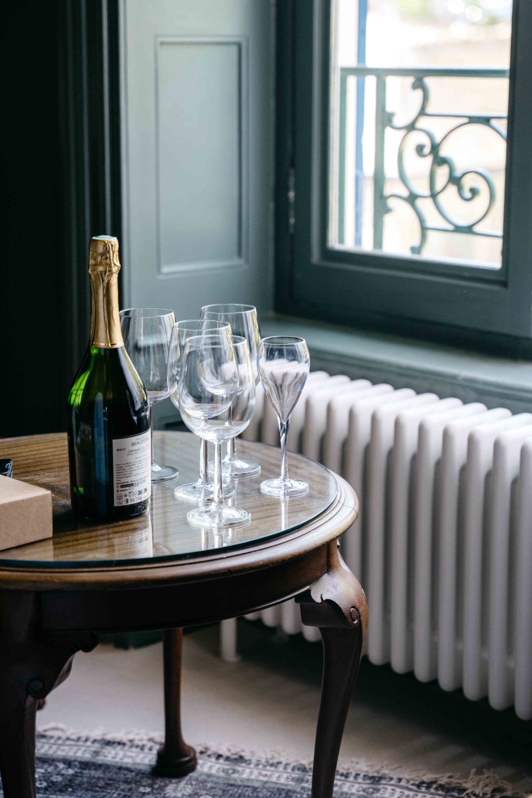 champagne et coupes sur le bord de la table dans la chambre de la mariée, pour trinquer avec ses témoins