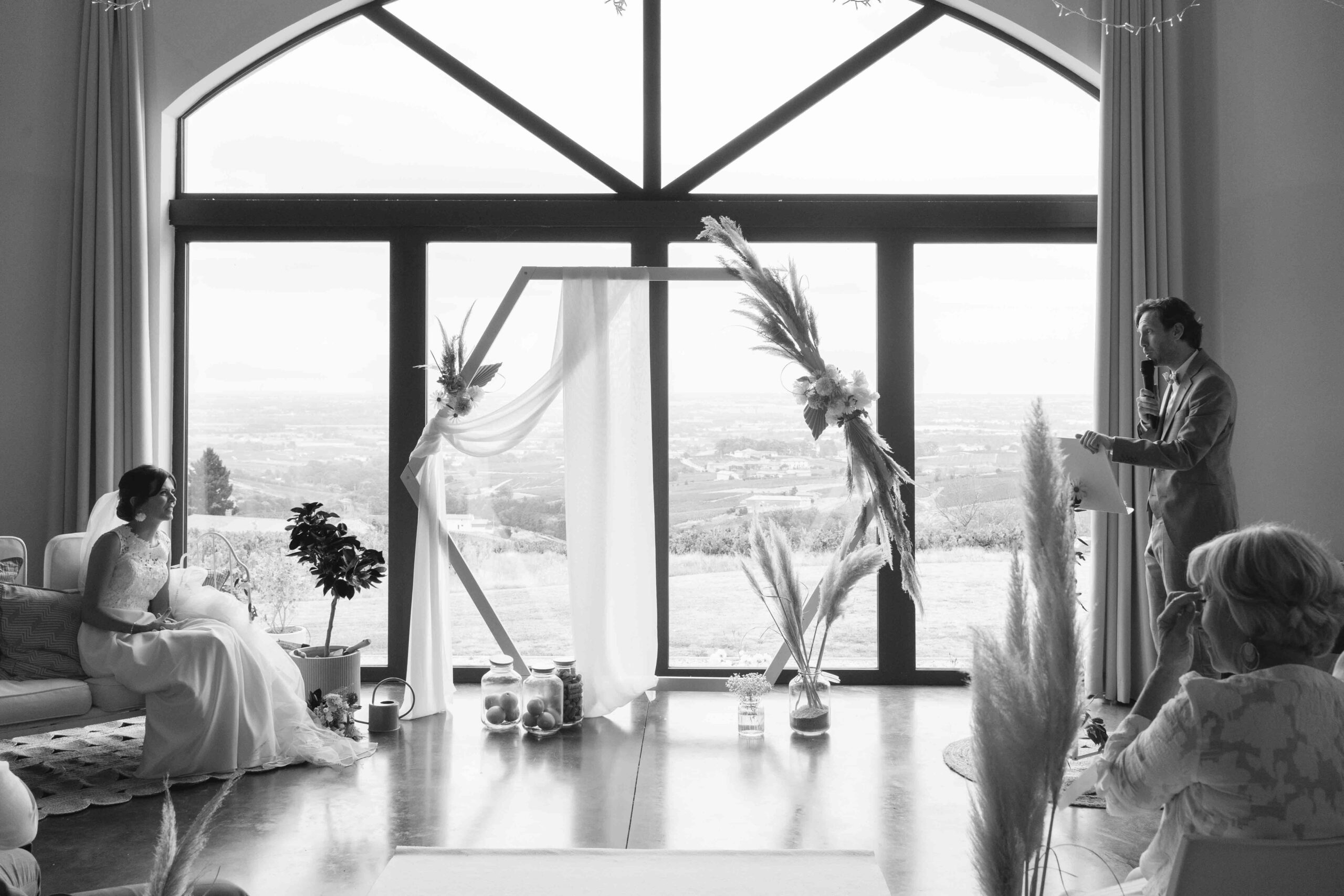 photo durant la cérémonie de mariage laïque dans l'ermitage de Brouilly