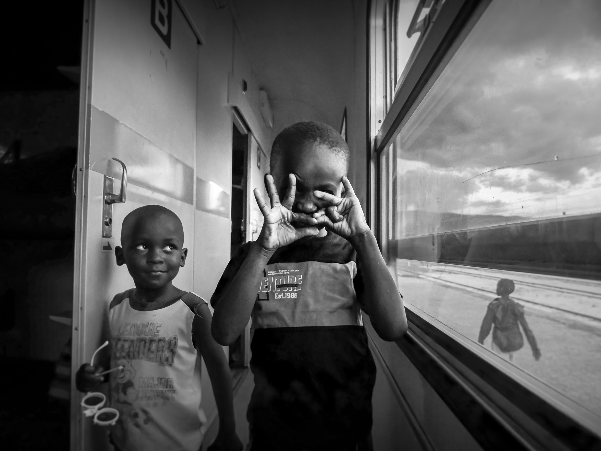 photo de deux enfants dans un train au Kilimanjaro en Tanzanie Afrique