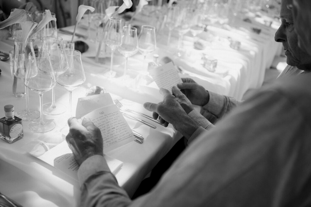 guest discovering handwritten letters just before the dinner