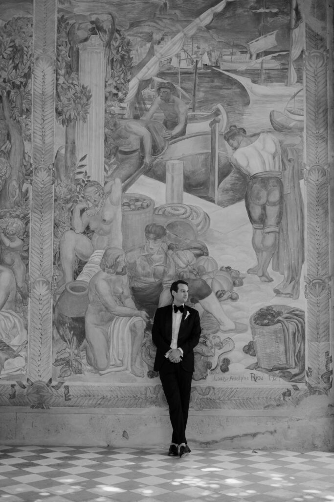 groom portrait in front of the chateau de Pradines fresco